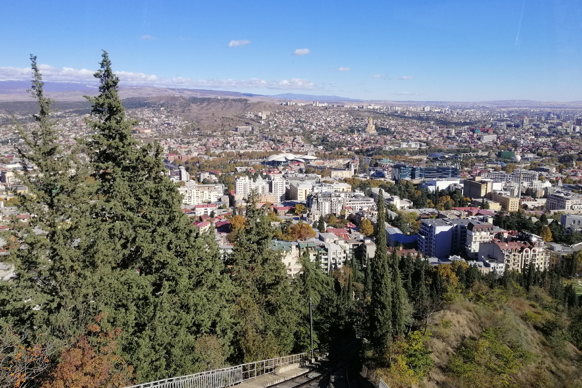 Центр Тбилиси, вид из кабинки фуникулера