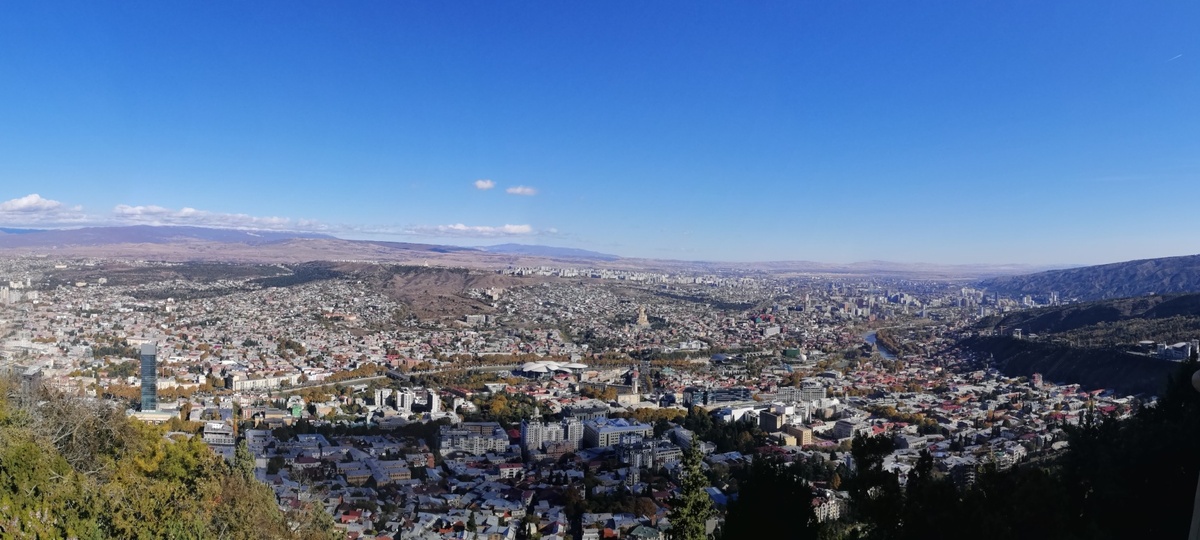 Тбилиси. Вид с горы Мтацминда. Все фото в статье сделаны Автором в ноябре 2024