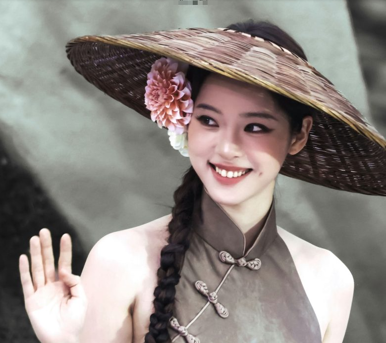 Китайская актриса Оуян Нана.