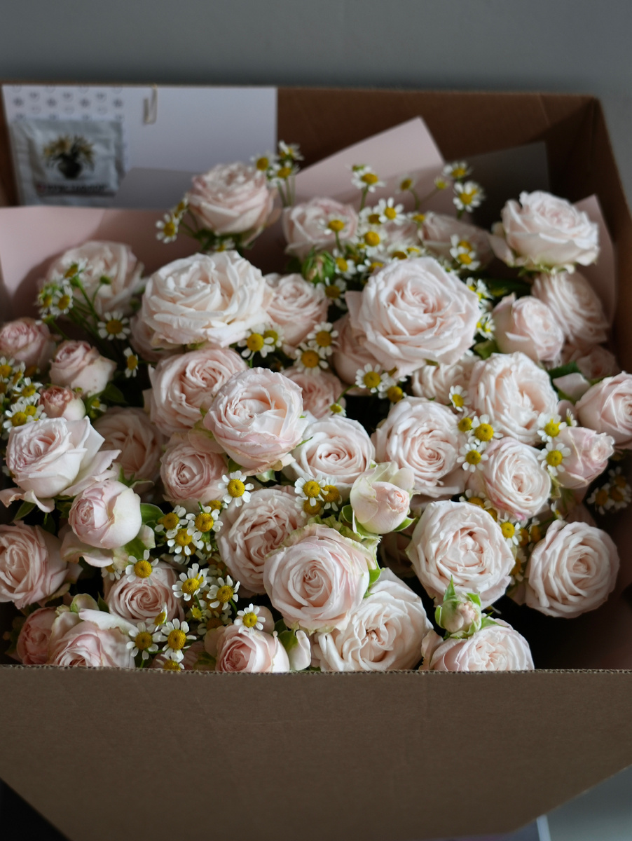 Кустовые розы и ромашки