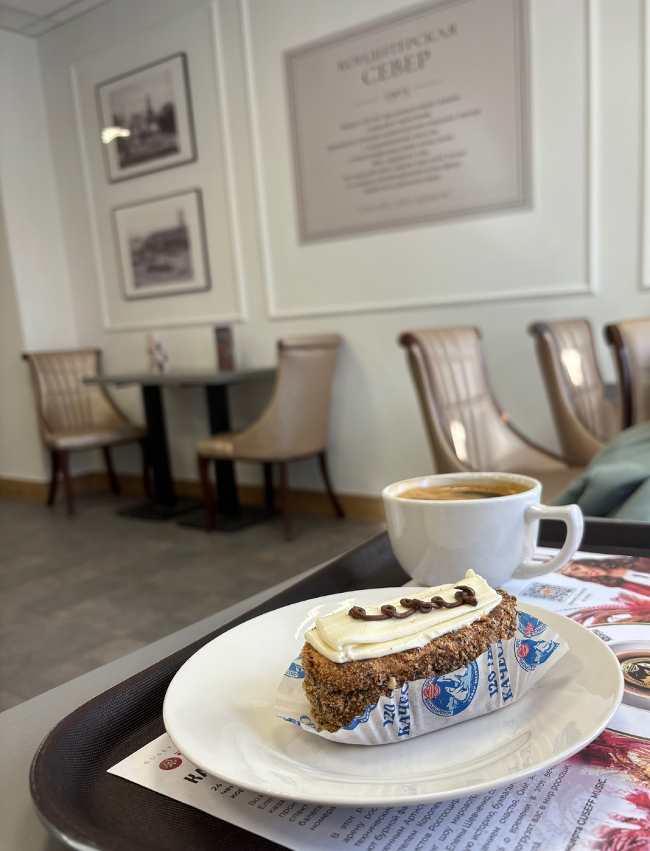 Пока ребенок в поте лица скалолазает, мать 🐽