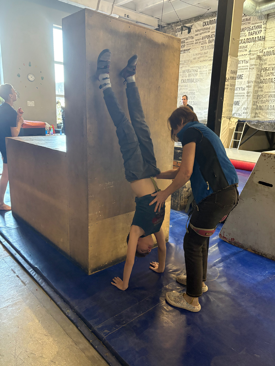 Маме вместо пирожных надо с другой стороны также стоять 😅