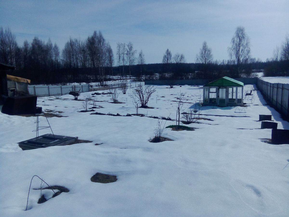 Особенно подтаяло на склонах, небольших террасках и в лунках.