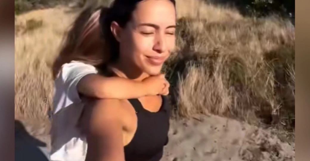 Мама кормит грудью четырехлетнюю дочь и обучает детей на дому