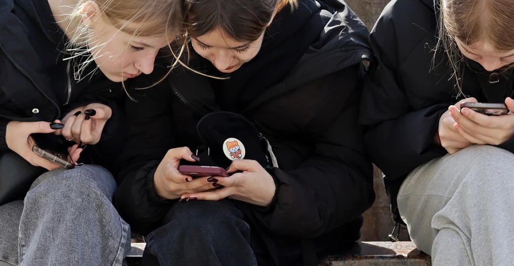 Почему подростки не могут просто выключить телефон? Их заставляют быть онлайн ровесники