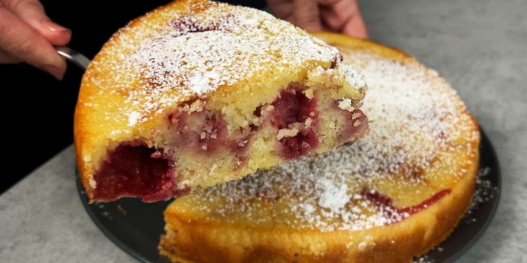 Всё измеряю стаканами, а ягоды даже не размораживаю: рецепт самого нежного пирога к чаю