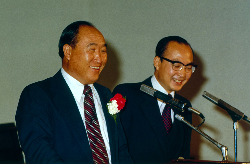 Преп. Мун Сон Мён и его переводчик Пак Бо Хи