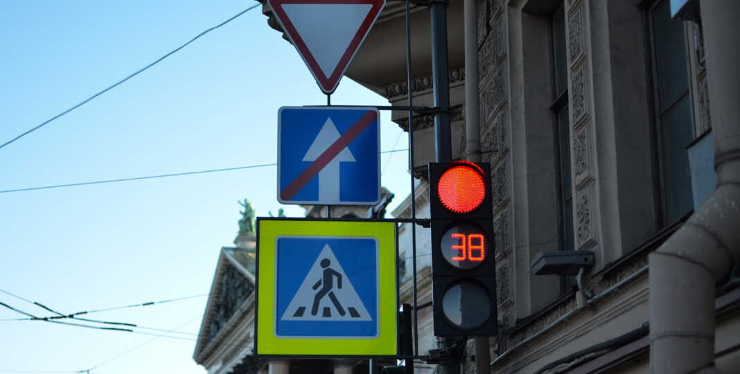 Автоюрист рассказал, когда за проезд на красный сигнал светофора не грозит штраф