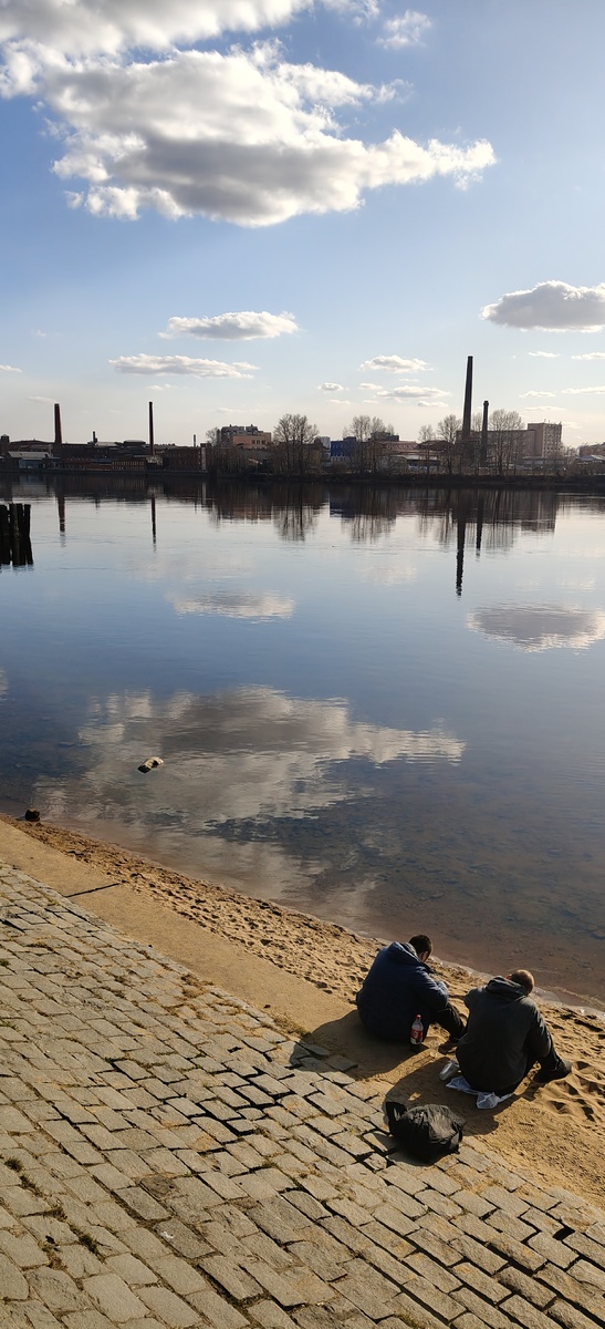А Нева красивая - отражает облака. Значит Финский залив скорее всего потеплел😄