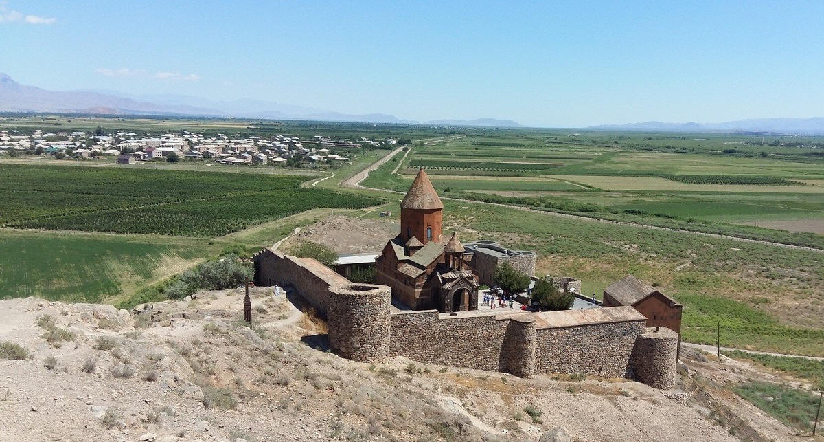    Деятельность гидов в Армении фактически не регулируется, отсутствуют единые стандарты и механизмы контроля. Фото: vecteezy.com.