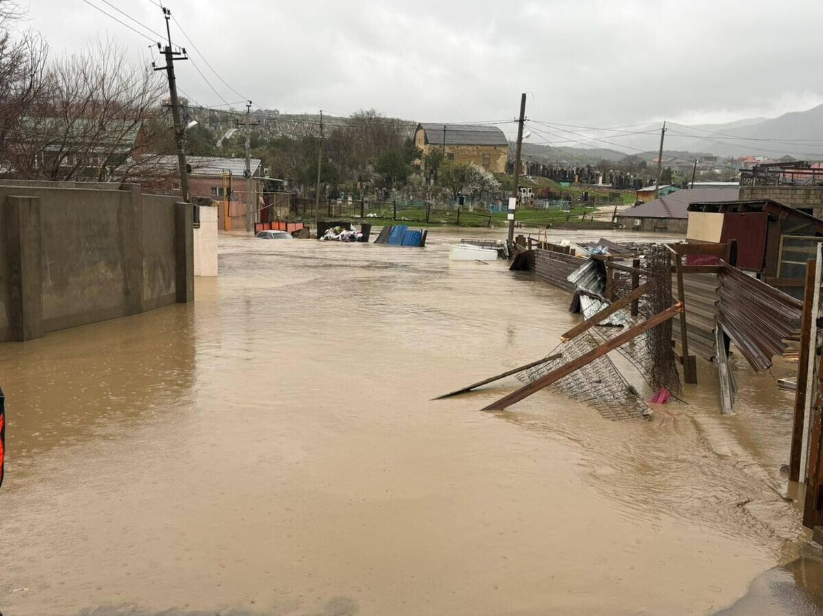    Подтопленная улица в Махачкале | © Фото : Джамбулат Салавов/Telegram