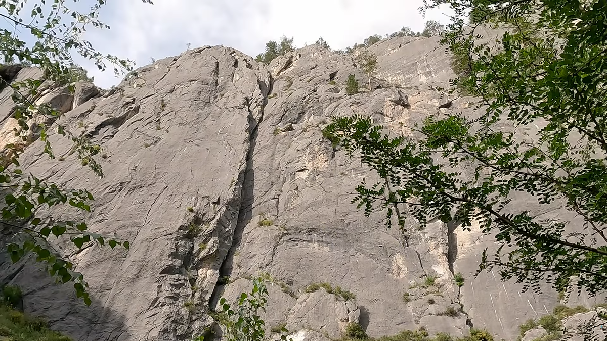 Популярный скальный массив для альпинизма и скалолазания в Чемальском районе Алтая