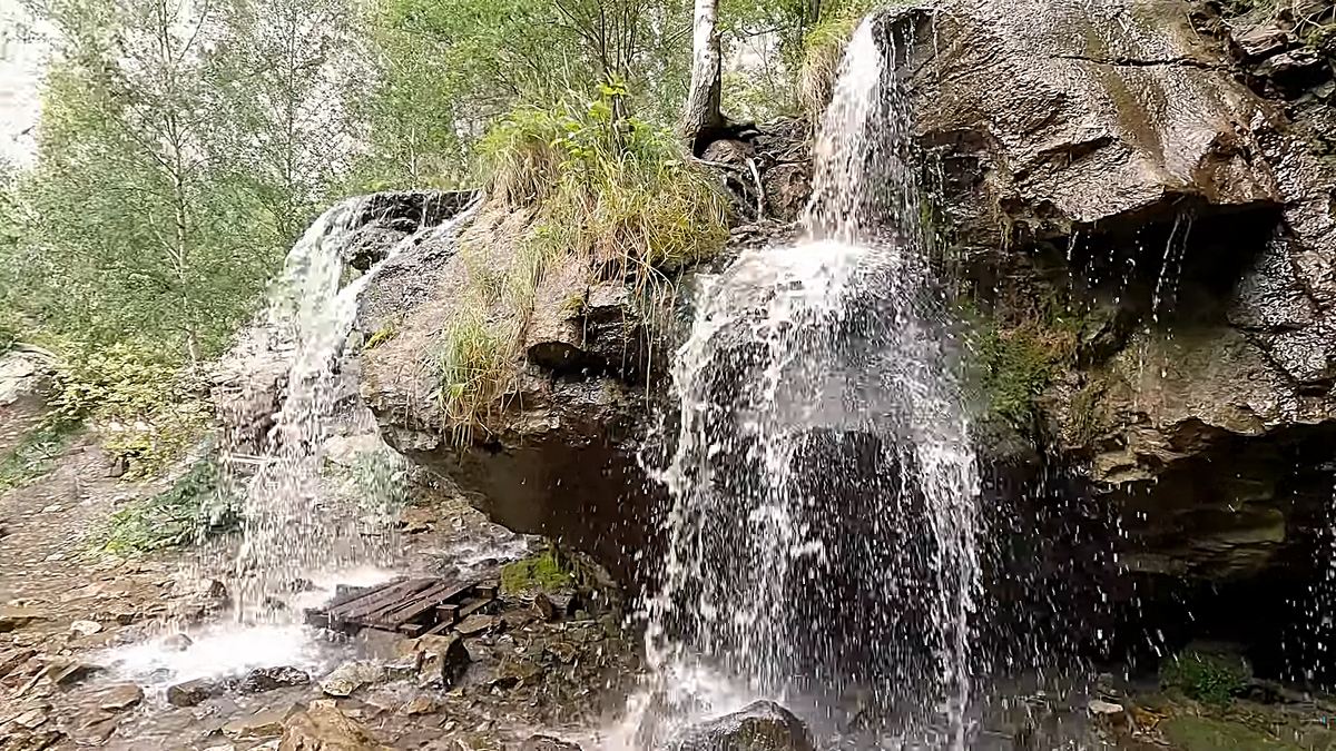 Струи воды, стекающие по темной скале: водопад Че-Чкыш в Чемальском районе