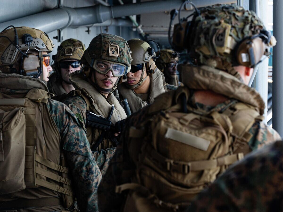    Американские моряки и морские пехотинцы на борту десантного корабля USS Tripoli | © Фото : U.S. Central Command/X