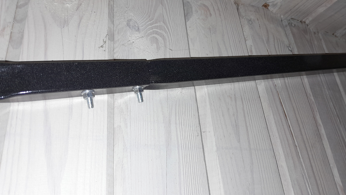 Выступающие болты