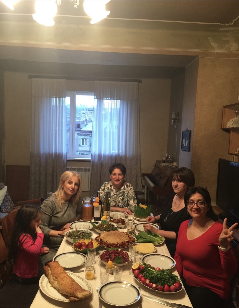 Мы, подруги, и стол, полный традиций — так встречаем Пасху.