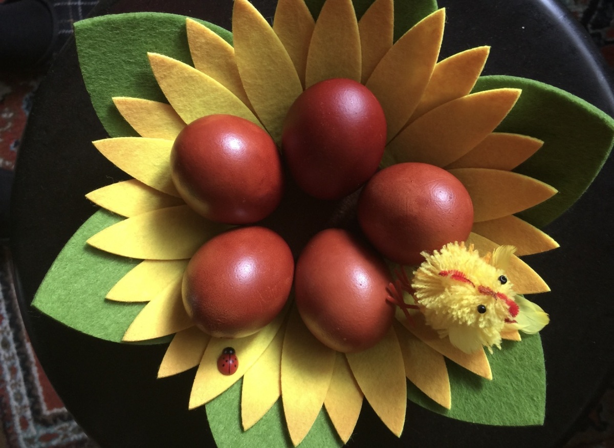 Красим яйца по-старинке — в луковой шелухе. Никакой химии, только традиция.