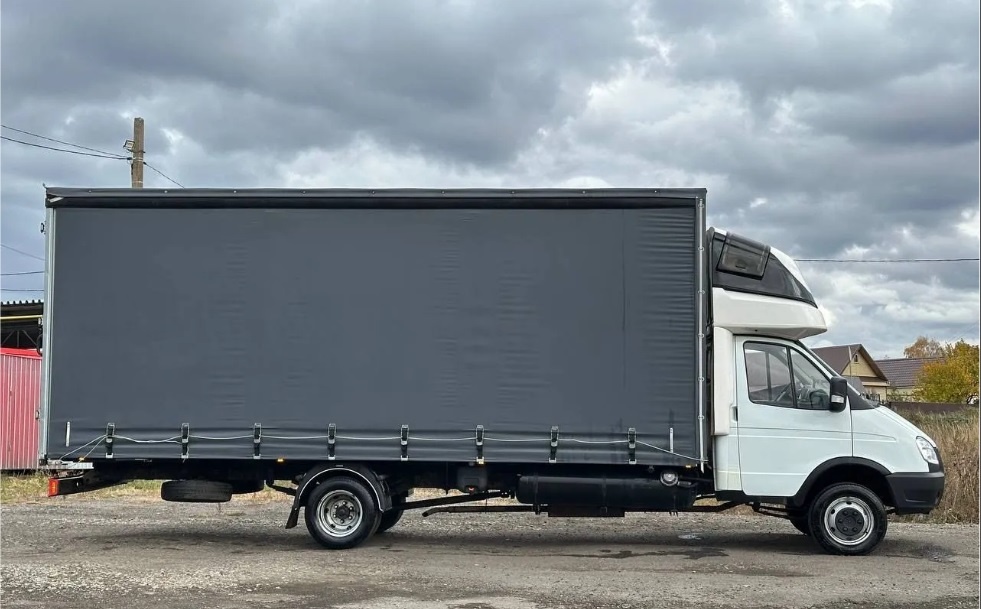 Обратите внимание, этот автомобиль может задней частью перекрыть 2 метра тротуара, при этом колёсами не заехать на него.