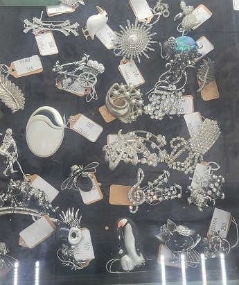 Броши из винтажной лавки