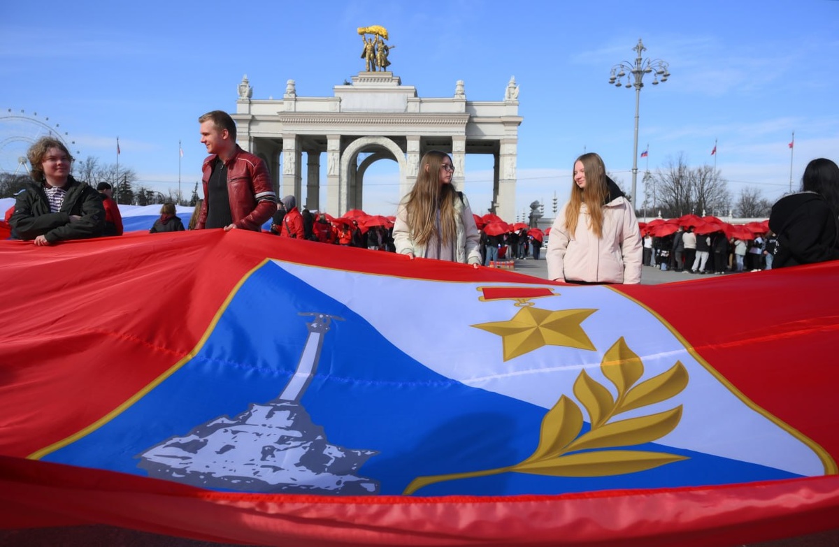 В Москве тысячи людей праздновали на ВДНХ. Фото: Илья ПИТАЛЕВ/РИА Новости