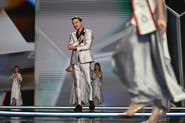 Певец Дима Билан выступает на торжественной церемонии закрытия Международного конкурса красоты стран БРИКС в Казани, 7 марта 2026 года / Максим Богодвид/РИА Новости   📷