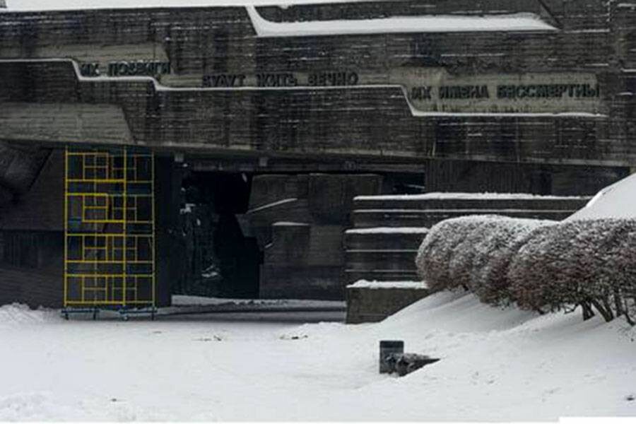     Табличка на музее истории Украины во Второй мировой войне с надписью «Их подвиги будут жить вечно»   
Музей Второй мировой войны в Киеве