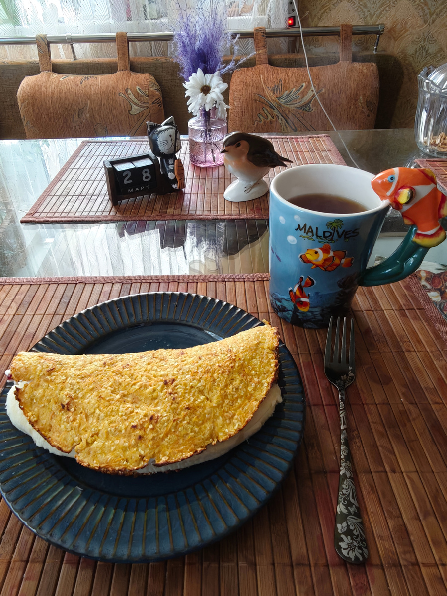 Это мой завтрак: кукурузный блин с рикоттой, джемом из чёрной смородины, бананом и чай с лимоном