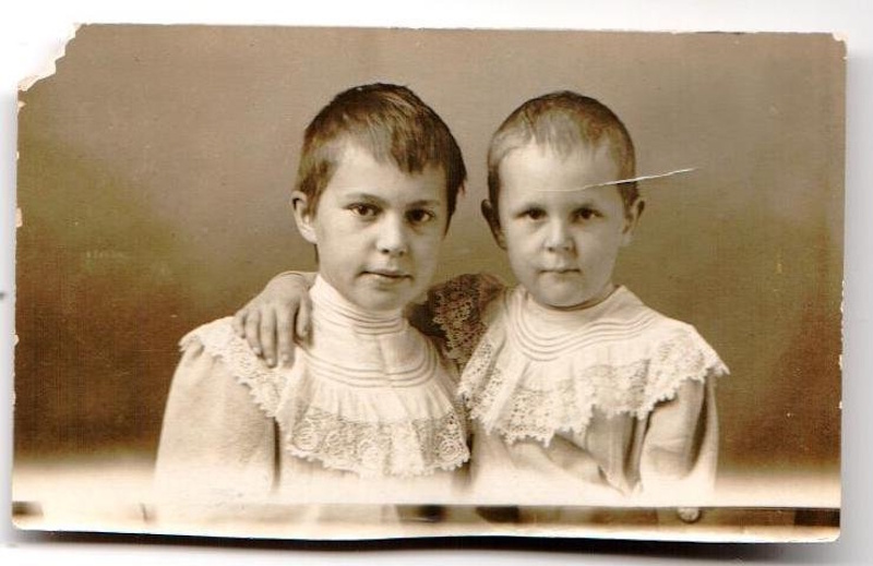 Дочери Сергея Рахманинова с подписью на обороте "Мои девочки, которых пришлось обрить после тифа" / Российский национальный музей музыки / goskatalog.ru