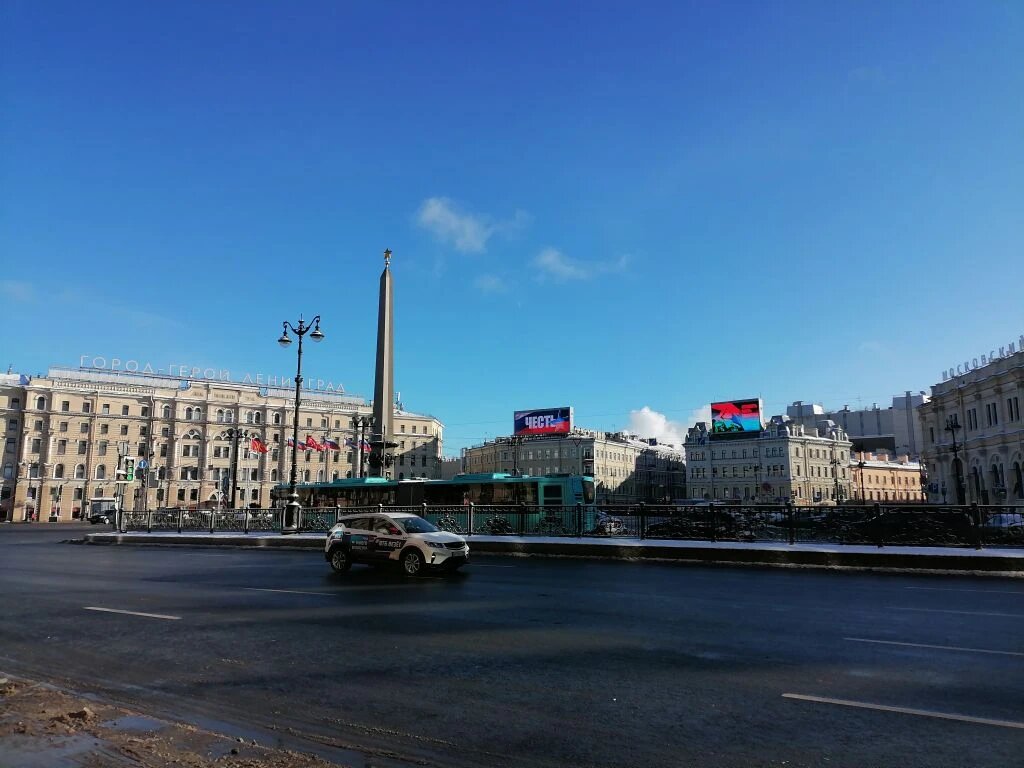 А ведь почти полдень! Площадь Восстания