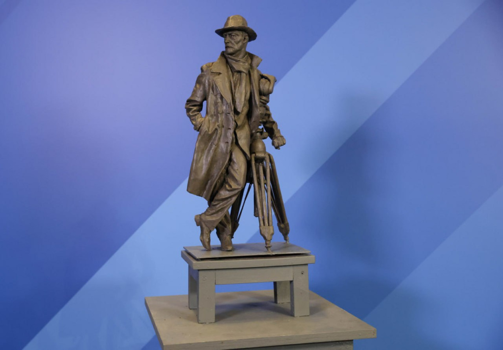 Отлитый в бронзе кинорежиссер опирается на штатив кинокамеры. Фото: Пресс-служба ГД РФ