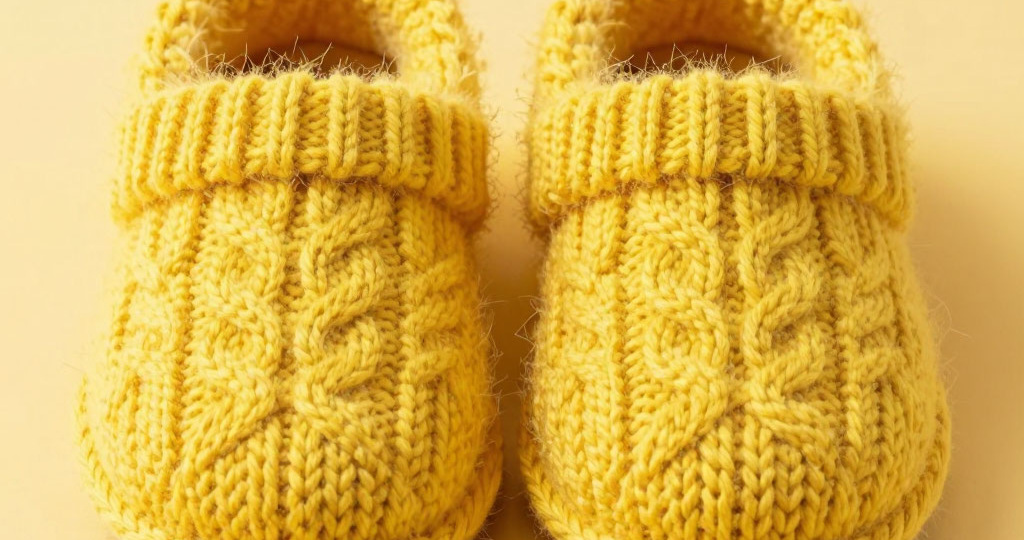 Солнечные объятия: вязаные тапочки для домашнего уюта