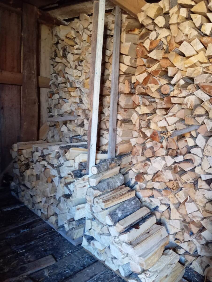 Начало второй поленицы. 