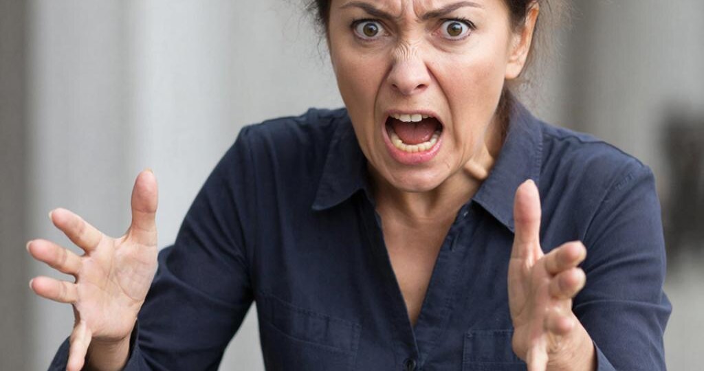 Ты перешла все границы! Это хамство! Ты думаешь что можешь меня унижать и ставить мне условия? Кричал свекровь