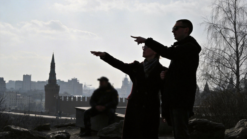    Прохожие на территории парка "Зарядье" в Москве | © РИА Новости / Юрий Кочетков