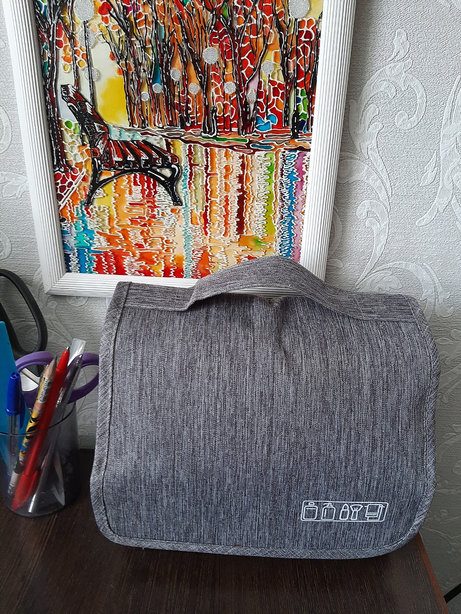 Такая сумочка-органайзер стоит у меня на столе, в ней сокрыто всё то, что мне бывает нужно: мази, лекарственные препараты данного времени, крем для рук, немного ватных дисков на всякий случай и спиртовые салфетки, маленькое зеркальце. На крышку прикрепляю заколки для волос. Всё под рукой и ничего не валяется. Одинокую скамейку тоже заметили?