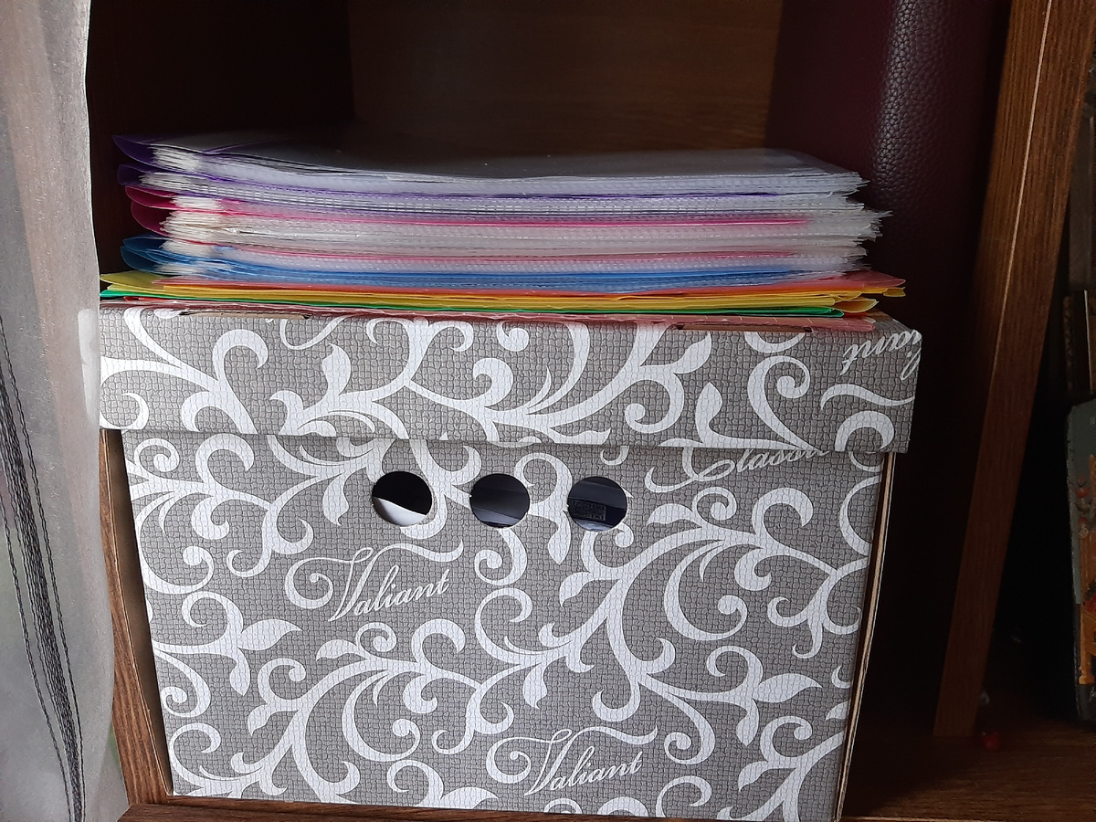 Об этих картонных коробках рассказывала вам не раз. Просто очень их люблю. У них разый размер и расцветка. Всегда можно выбрать нужное.