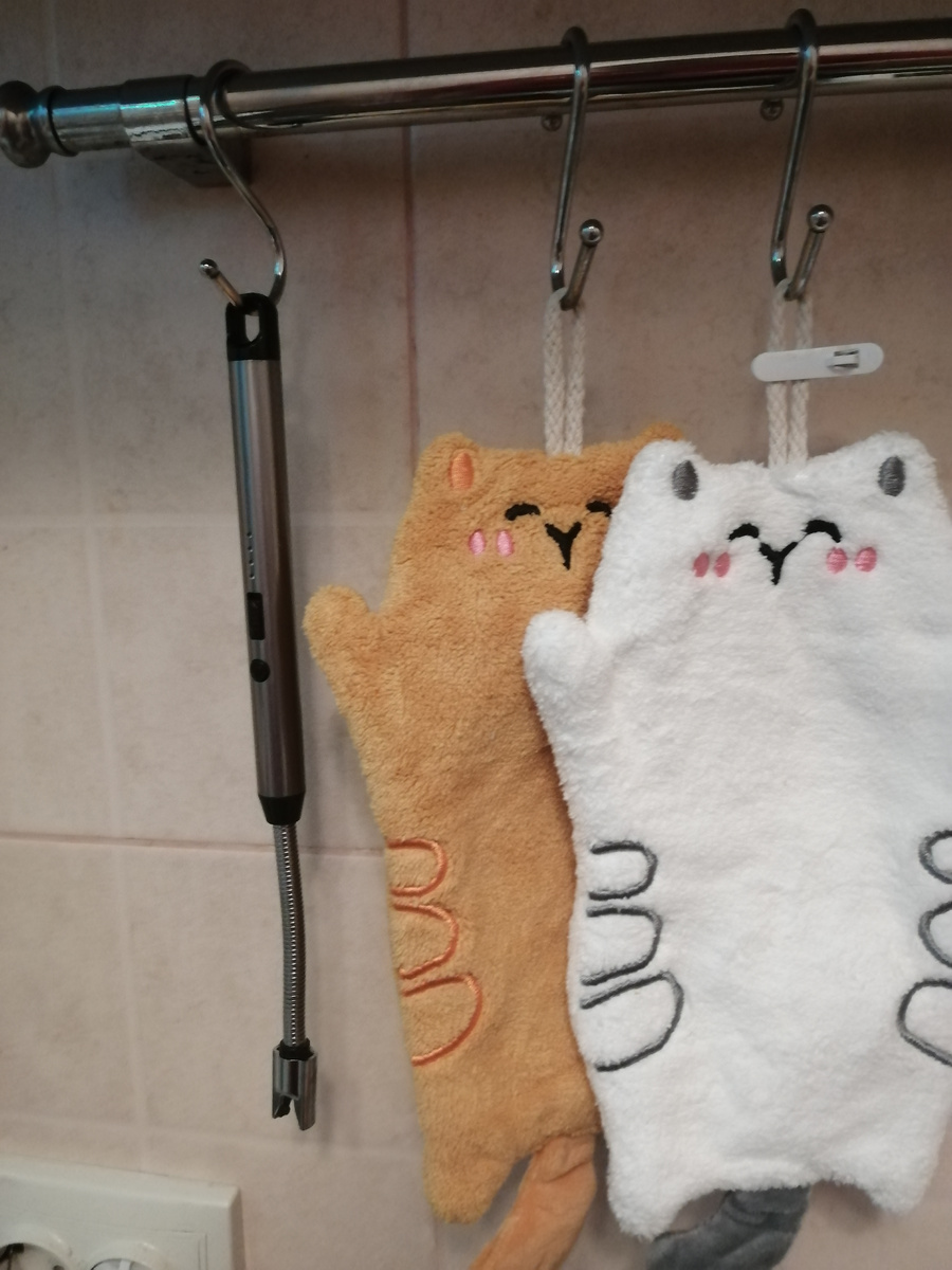 Не знаю, насколько хватит, но зажигает плиту отлично пока. Рядом полотенца, которые Ксюша на 8 марта дарила. Укрываю овсянку, которую запариваю вечером с изюмом на завтрак. Руки вытирать жалко о такую красоту. 