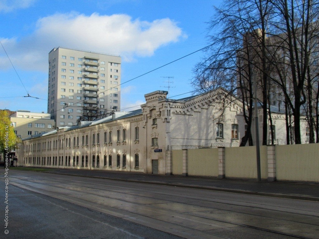 Вид с запада на здание Астраханских казарм (1908) в Москве, где ныне расположен Военный университет при Министерстве обороны РФ. 30 октября 2021 года. Фот. Чеботарь Александр Мирчевич. Ссылка: http://temples.ru/show_picture.php?PictureID=319995 Для справки: "На Волочаевской улице дом 3, вытянулись двухэтажные кирпичные здания казарм, ранее носивших имя одного из старейших полков России 12-го Гренадерского Астраханского Императора Александра III полка, они так и назывались Астраханскими. Казармы были построены в 1906-1908 годах, специально для полка, по Высочайшему Волеизъявлению Шефа полка Государя Императора Николая II. По воле Государя, военными инженерами МВО был подобран подходящий участок на Андроньевском поле, принадлежавший военному ведомству в 10 десятин 1610 кв. саженей, в Лефортовской части города Москвы. Почти все здания казарм строили, по заключённым с ними контрактам, купцы 1-й гильдии Лейба Кучера и Абрам Берлинер. До нашего времени сохранились здания: Корпуса для 4-х батальонов, с кухнями и столовыми на 2 батальона каждая, 1906-1908 годов постройки, сейчас используются Военным Университетом МО РФ (улица Волочаевская дом 3 строение 1 и дом 3 строение 2); Флигель Учебной команды с мастерскими 1906 года постройки, используется ВУ МО РФ (улица Волочаевская дом 3 строение 7); 2 флигеля младших офицеров, на 12 квартир каждый, 1907 года постройки: 1) сейчас жилой дом (Танковый проезд, дом 4 корпус 11), 2) здание которое сейчас используется под офис ЦОДД (Танковый проезд, дом 4, корпус 12 строение 2). Ссылка: https://vkimo.com/325-2/