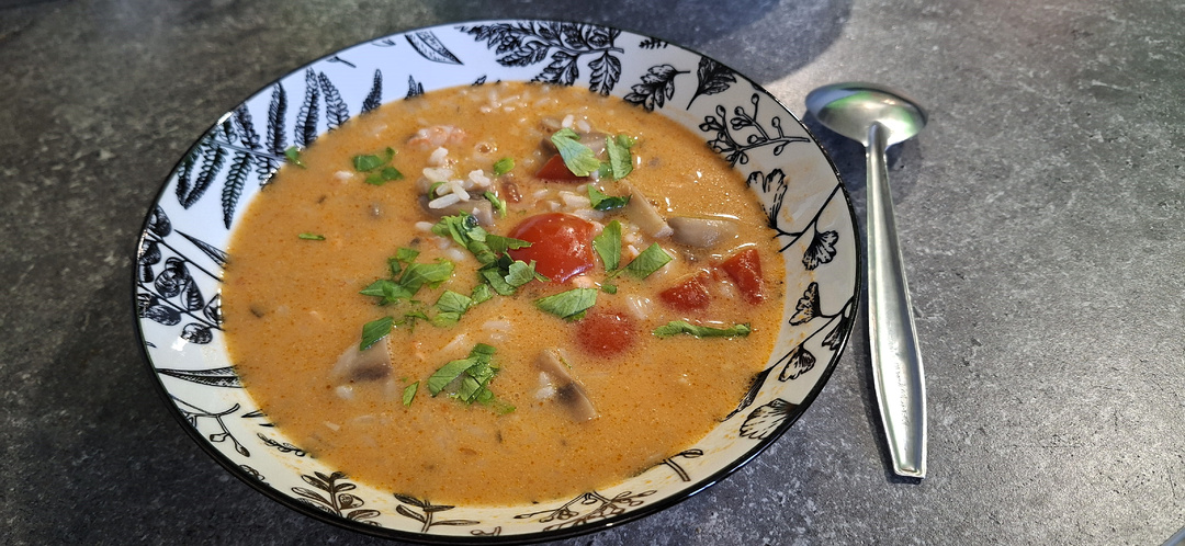 Том Ям суп по-домашнему: с рисом, креветками и красной рыбой