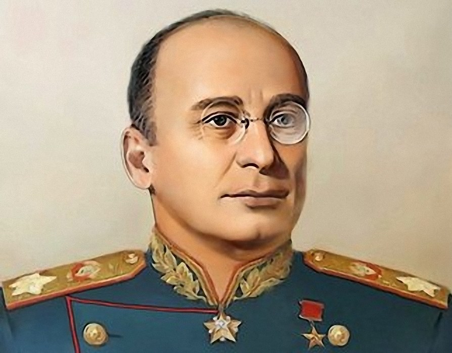 Один из идеологов создания в СССР ядерного оружия - Лаврентий Павлович Берия (1899 - 1953). Он в качестве председателя Специального Комитета при Совете министров СССР курировал этот важный вопрос