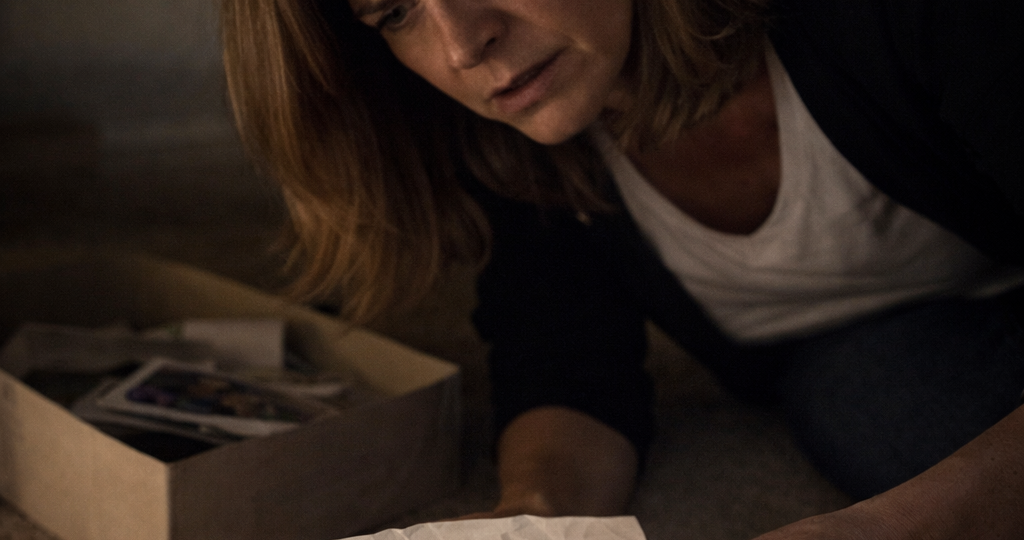 После смерти дочери муж требовал выбросить её вещи… но записка под кроватью раскрыла страшную правду