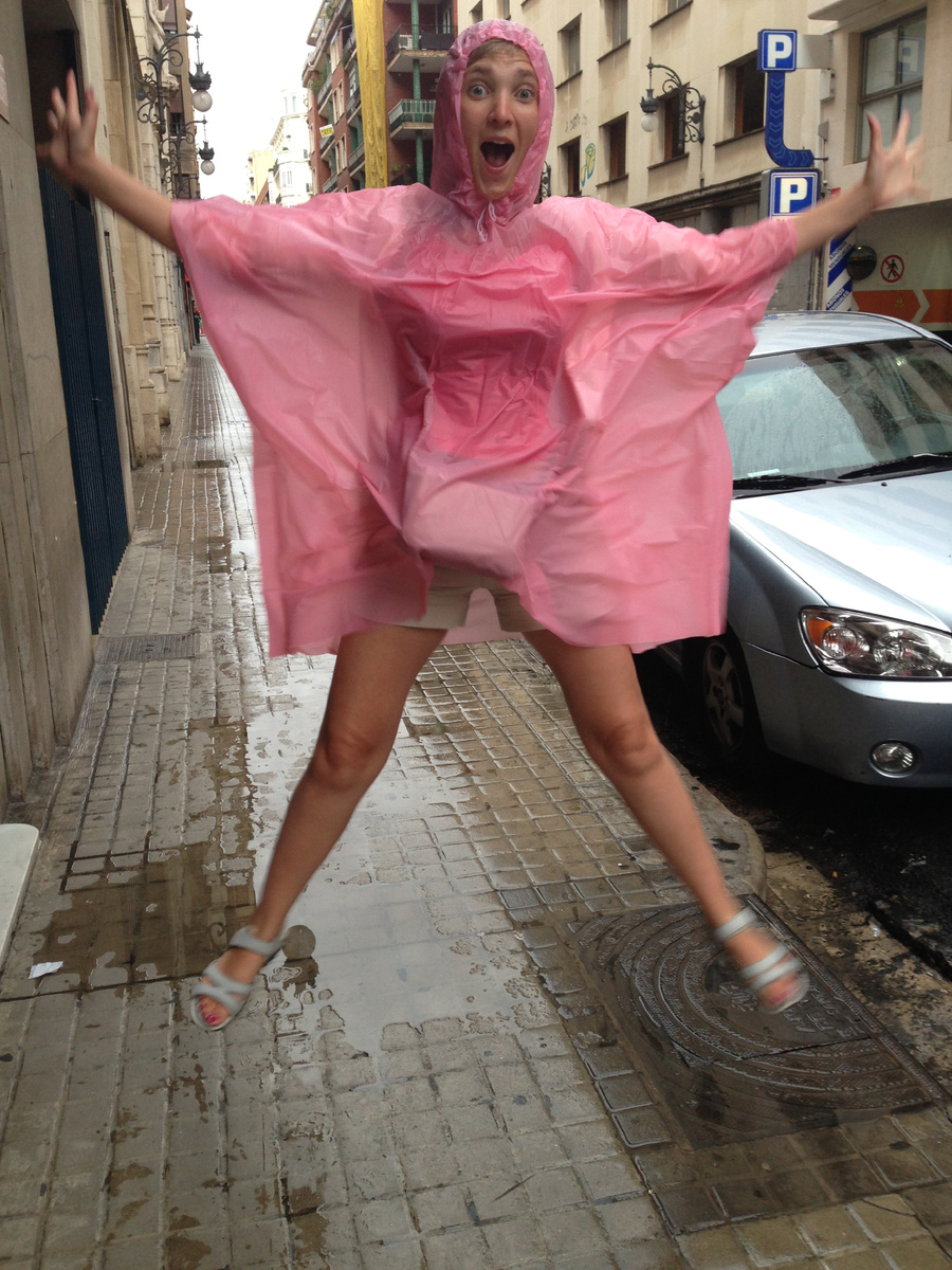 Тут мне 25, 2013 год, мы с мужем в отпуске в Испании. Я только универ закончила в 2010-м и вот мы начали путешествовать. Какие дети?!