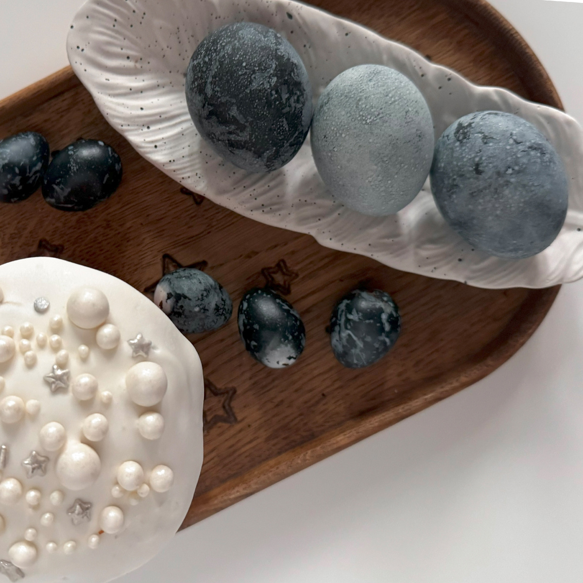 Яйца, сваренные в каркаде, превращаются в миниатюрные копии далеких планет: от глубокого индиго до загадочного серо-стального с мерцающими переливами.