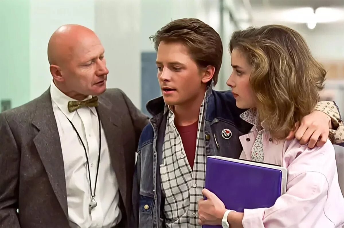    Толкан (слева) в роли директора школы мистера Стрикленда.