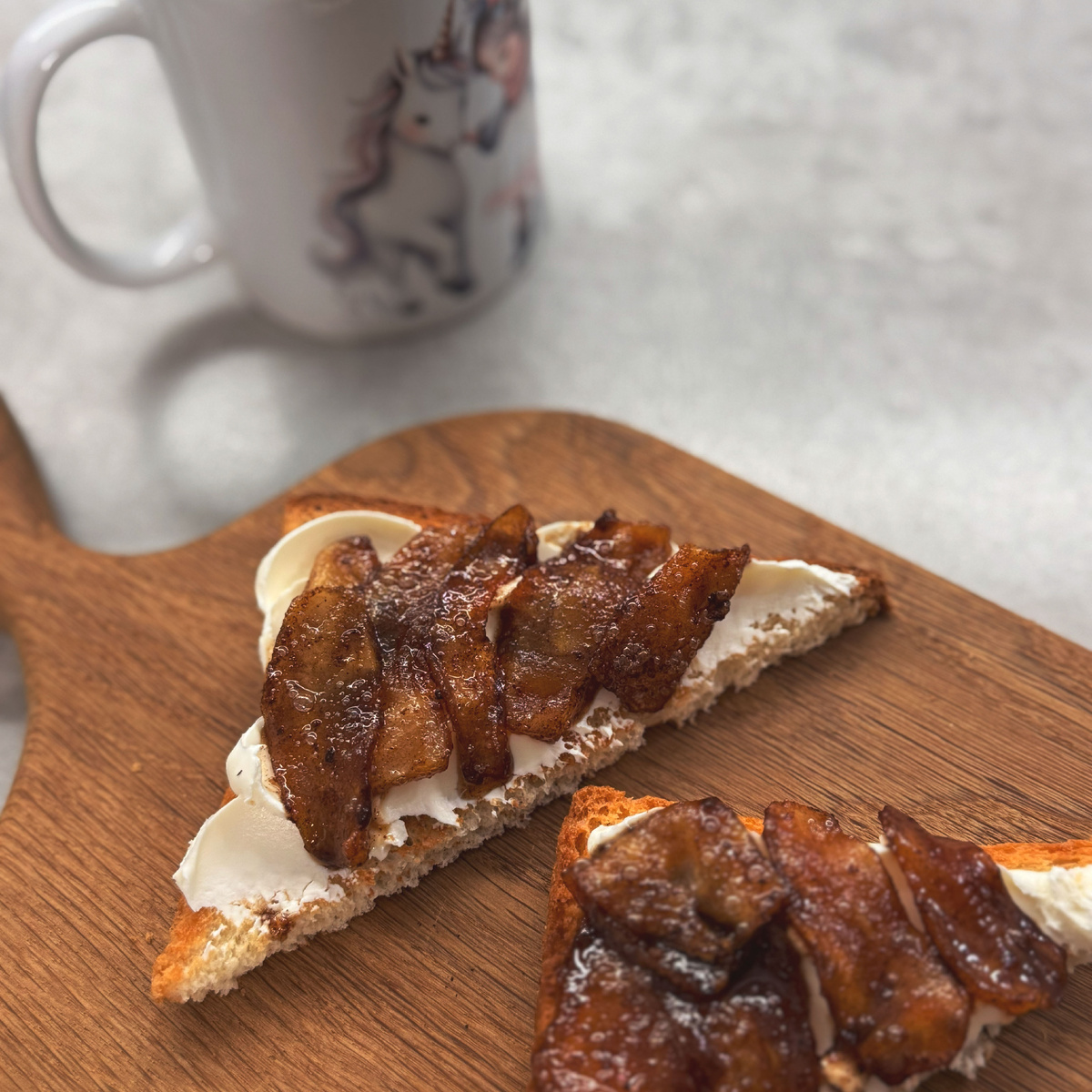 Сочетание печеного яблока, пряной корицы и нежного сыра — это вечная классика, которая превращает обычный ломтик хлеба в десерт.