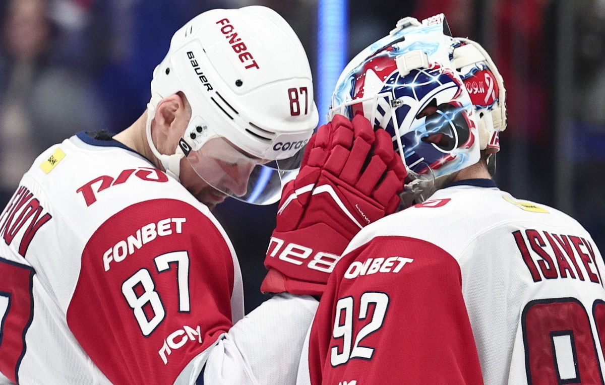    Защитник "Локомотива" Рушан Рафиков и вратарь Даниил Исаев  Софья Сандурская/ТАСС