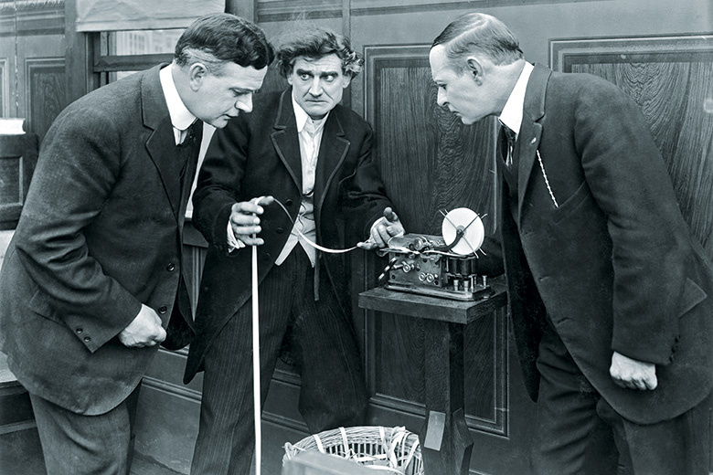 Тикерный аппарат конца XIX века и его лента. Источник: Яндекс.Картинки