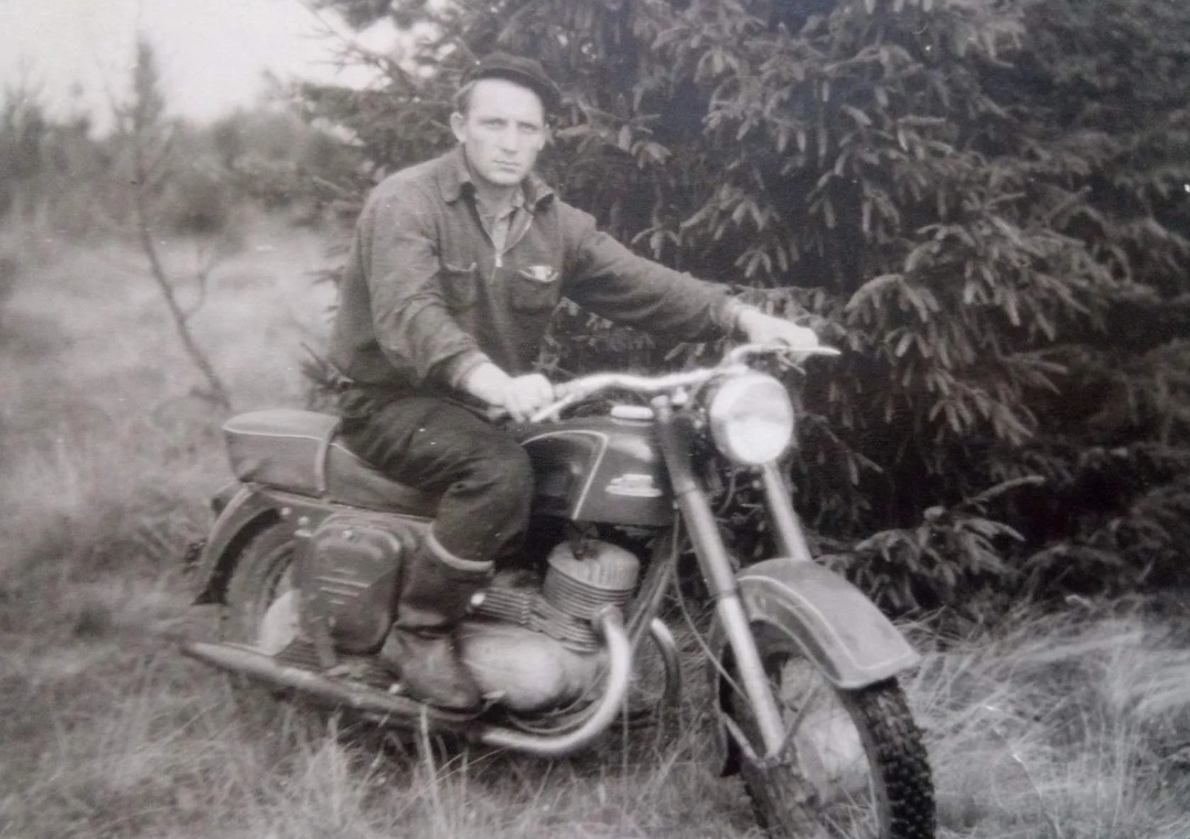 Виталий Авдеев на мотоцикле