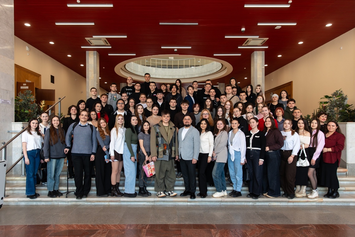     Радик Юлъякшин студентлар белән очрашты