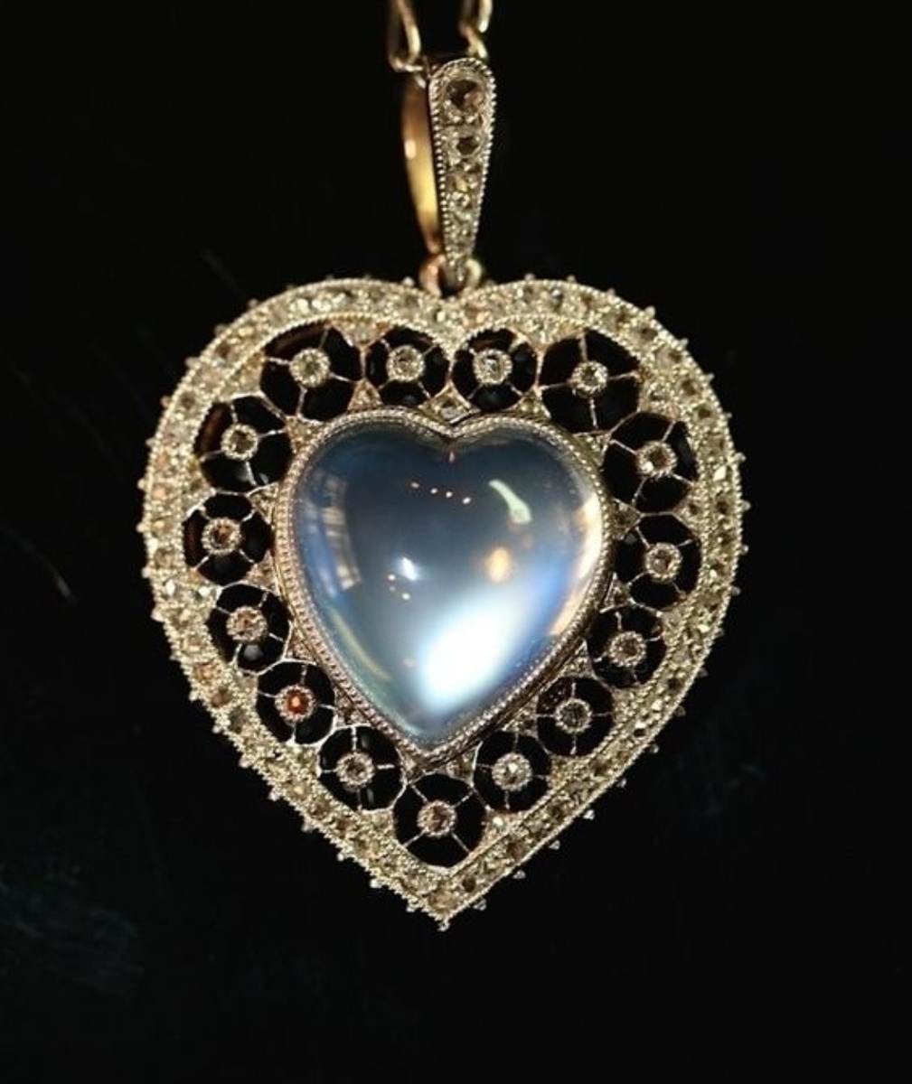 Украшения с лунным камнем.